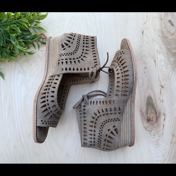 Vaneli Shoes - Vaneli Vintage NEW tie up shoes